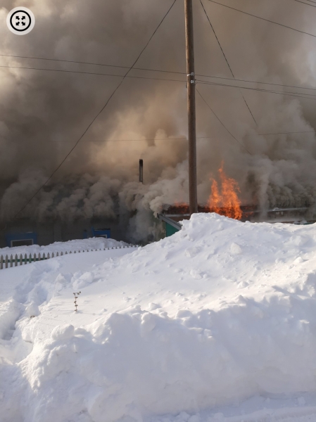 Частный дом загорелся в Барнауле