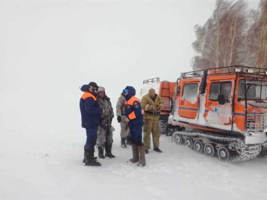 Алтайские спасатели помогли рыбакам выбраться из снежного плена
