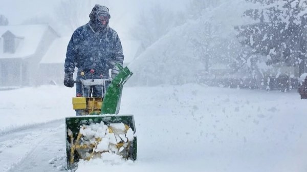Глава алтайского села уволился после того, как вручную почистил дорогу от снега