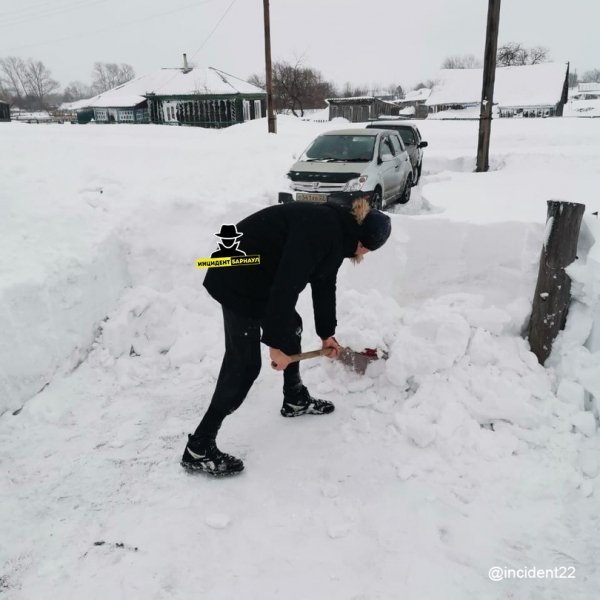 После шторма со снегопадом небольшие сёла на Алтае оказались отрезаны от внешнего мира