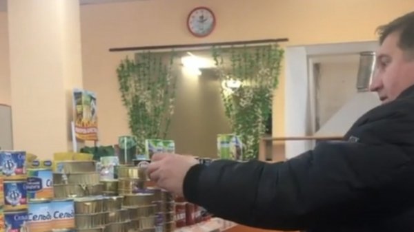 "А есть нарезной?": алтайский министр купил хлеб и консервы в заметенном селе