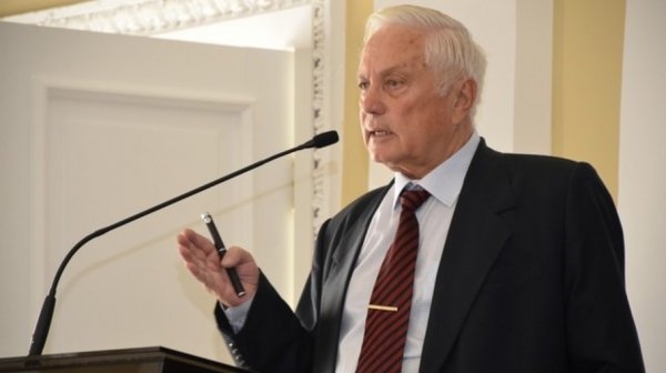 Губернатор Алтайского края наградил экс-ректора АГМУ медалью