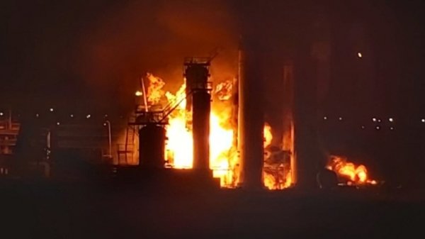 Нефтеперерабатывающий завод горит в Ухте