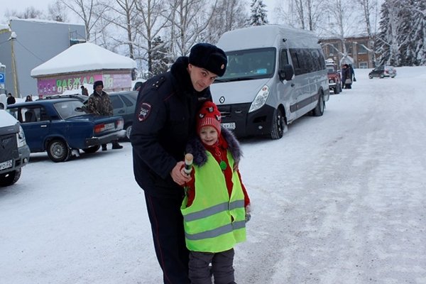 6-летняя девочка попала на работу в алтайскую полицию