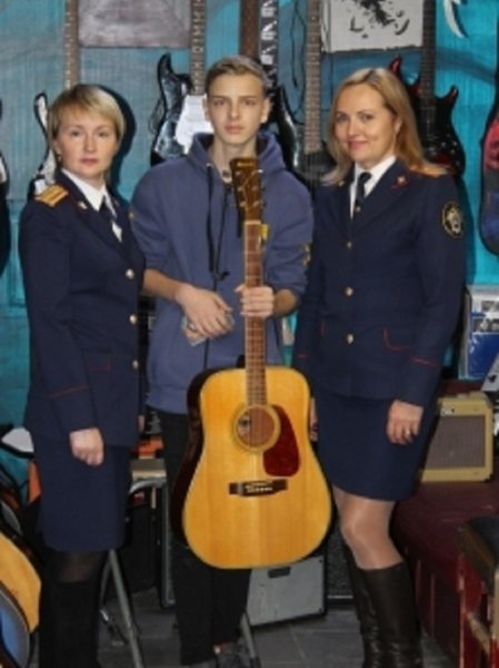 Сотрудники алтайского СК подарили гитару воспитаннику детдома