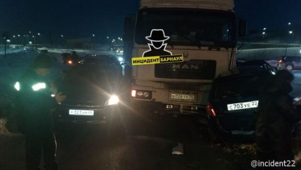 В полиции рассказали подробности об аварии с фурой и несколькими авто в Барнауле