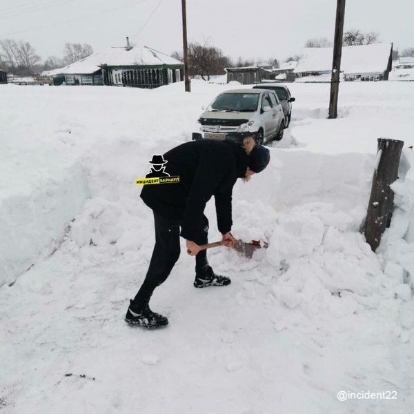 В 3 из 25 отрезанных от мира снегопадом населенных пункта Алтая не смогли пробить дорогу
