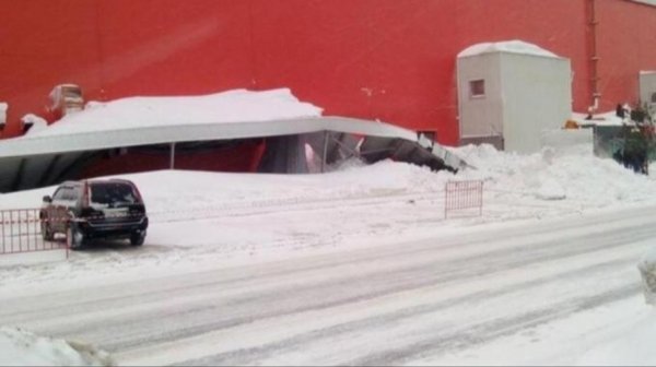 Снег обрушил крыльцо у ТЦ Galaxy в Барнауле
