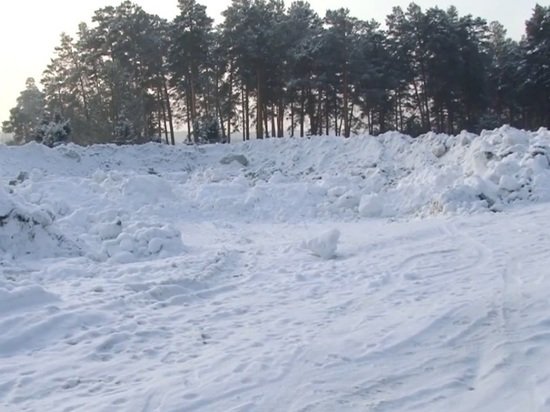 Жители Борзовой Заимки жалуются на кучи грязного снега