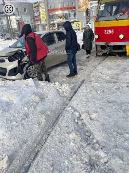 Движение трамваев в Барнауле заблокировано из-за ДТП