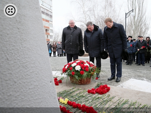 Виктор Томенко принял участие в возложении цветов к памятному знаку на Ленинградской аллее