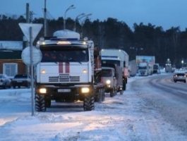В заблокированные снегом села на снегоходах доставляют продукты и воду
