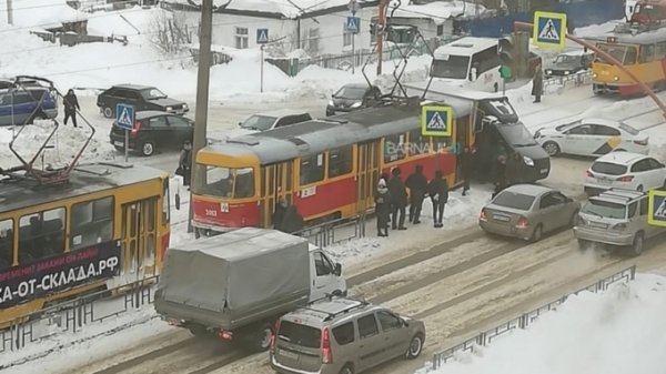 Трамвай протаранил "Газель" в Барнауле. Образовалась пробка