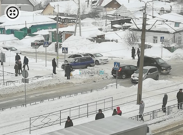 Движение трамваев заблокировано в Барнауле из-за ДТП