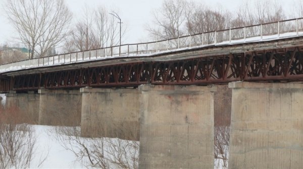 Власти Заринска восстановят аварийный мост, разрушенный большегрузами и временем