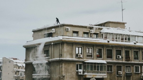СК ищет ответственных за падение с крыши лавины на жительницу Бийска