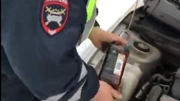 Сибирский полицейский залил виски вместо стеклоочистителя и лишился работы