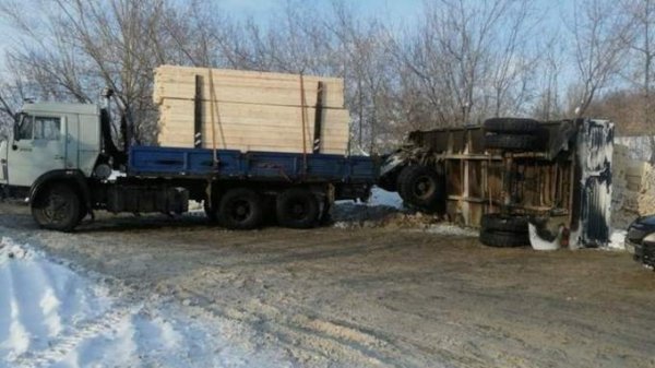 Загруженный "под завязку" прицеп грузовика опрокинулся на дороге в Бийске