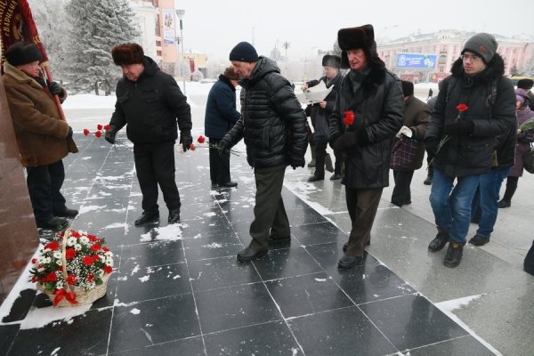 Коммунисты в Барнауле почтили память Ленина. Фоторепортаж