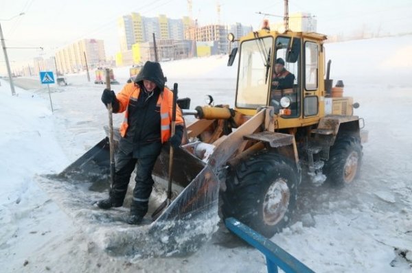 Вода вытекла на проезжую часть из-за крупной коммунальной аварии в Барнауле