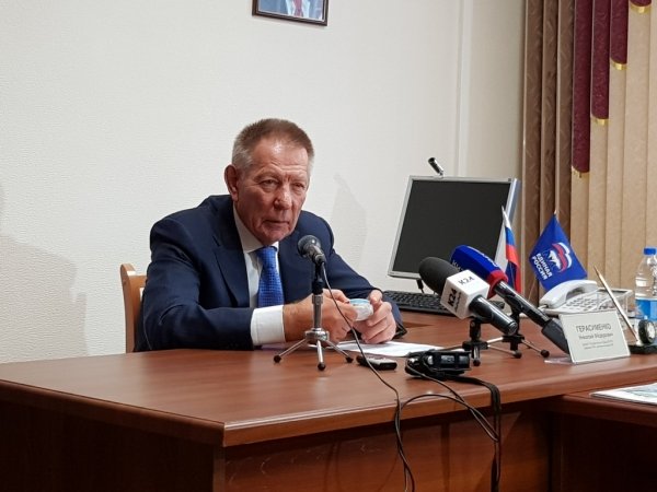 Депутат Николай Герасименко поздравляет с Днём российской печати