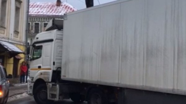 Сибиряк, перегородив улицу фурой, рассказал московским водителям о морозах на Алтае