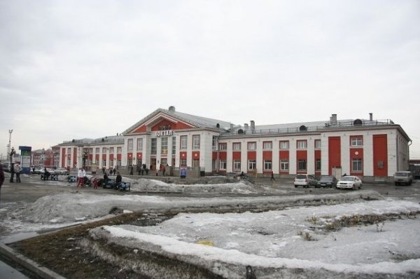 Скрыться от непогоды можно в барнаульском железнодорожном вокзале