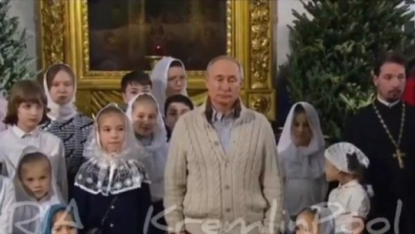 Путин встретил Рождество в окружении детей и белой кофте на пуговицах