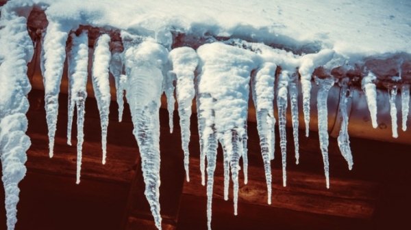 Алтайская Госинспекция потребовала оперативно убирать снег и сосульки с крыш