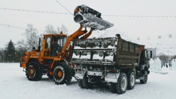 Власти Барнаула рассказали, сколько снега уже успели вывезти с городских улиц