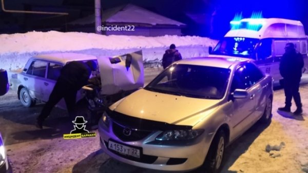 Четыре человека пострадали в ночном ДТП в Барнауле
