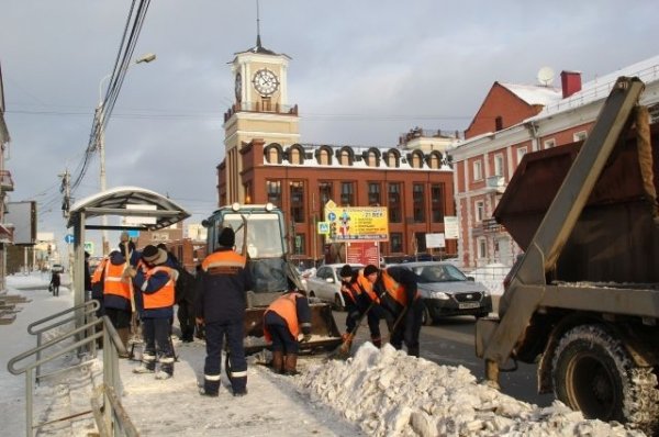 Барнаульские энергетики требуют вовремя убирать снег с крыш