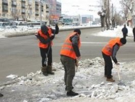 В Барнауле осужденные убрали снег с улиц (фото)