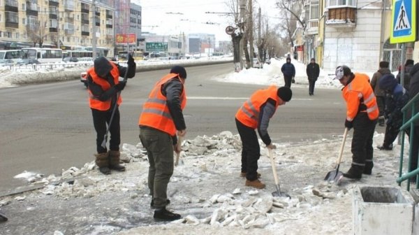 Осужденных привлекли к уборке барнаульских улиц от снега