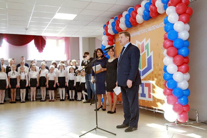 Для жителей отдаленных  микрорайонов Новосибирска  строят новые школы и дороги