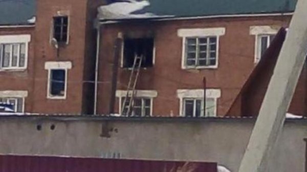 Жильцы трехэтажного дома в Поспелихе просят помощи властей. Дом пострадал от пожара