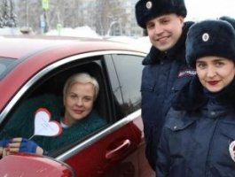 Барнаульские автоинспекторы раздали водителям валентинки (фото)