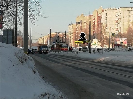 Трамвай вылетел с рейсов в Барнауле