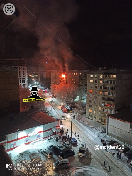 Очевидцы: несколько квартир загорелось в барнаульской многоэтажке