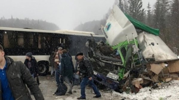 Грузовик "лоб в лоб" столкнулся с пассажирским автобусом в Кузбассе. Есть погибшие
