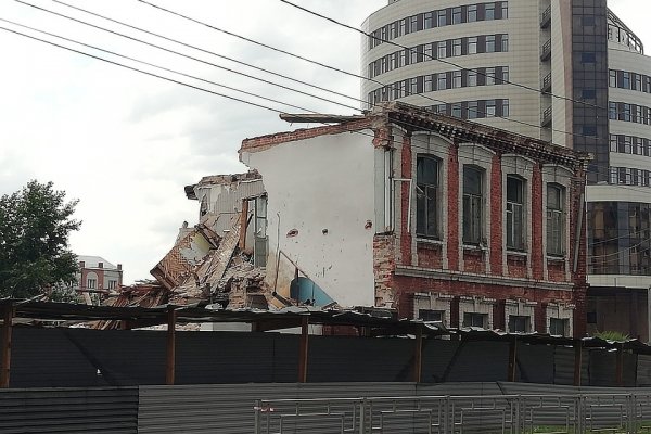 Памятник деревянного зодчества стремительно разрушается в Барнауле