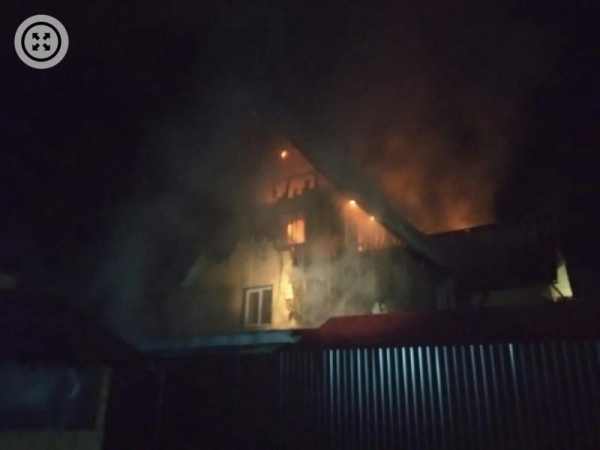 Крупный пожар в бане гостиничного комплекса произошел в Барнауле