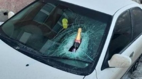 Лобовое стекло иномарки разбили бутылкой шампанского в Барнауле