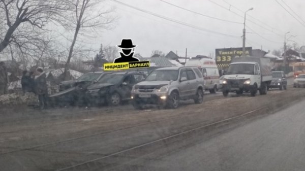 Три автомобиля столкнулись в Барнауле