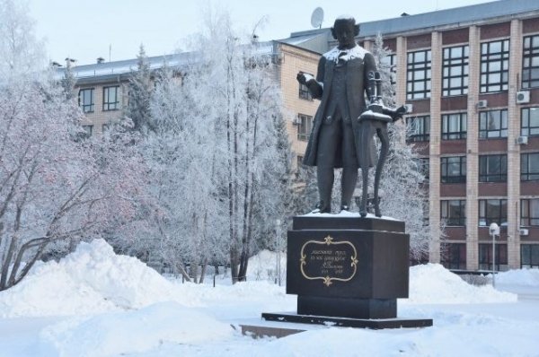 Памятник Ползунову засиял в центре Барнаула