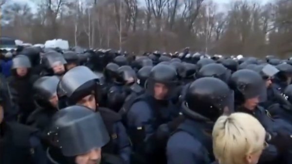 Эвакуированных из Уханя людей закидали камнями на Украине
