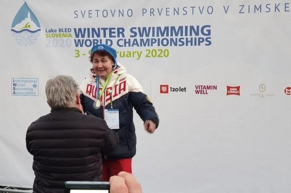 83-летняя пенсионерка из России завоевала золото в Чемпионате Мира по зимнему плаванию
