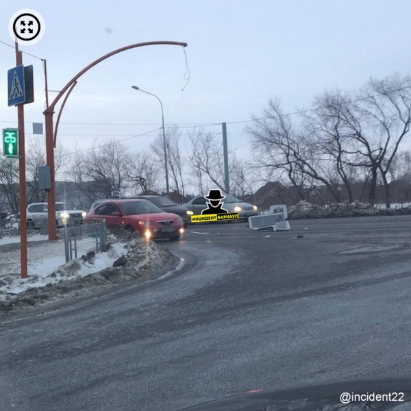 Светофор упал на дорогу в Барнауле