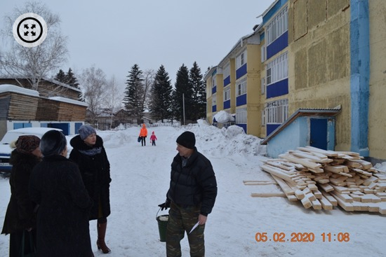 Администрация Алтайского района оказывает помощь жителям дома, где обвалилась часть крыши