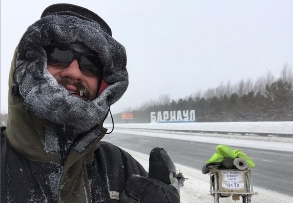 На Алтае пришлось ночевать зимой в палатке: блогер без денег идет вокруг света